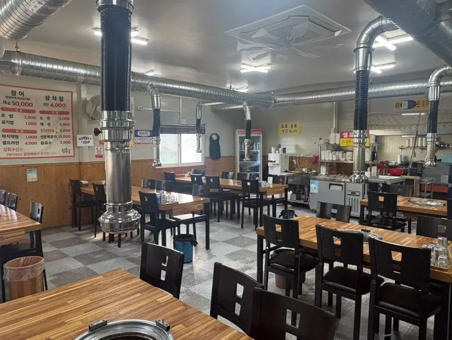 Roomy table seating at Samhwa Susan