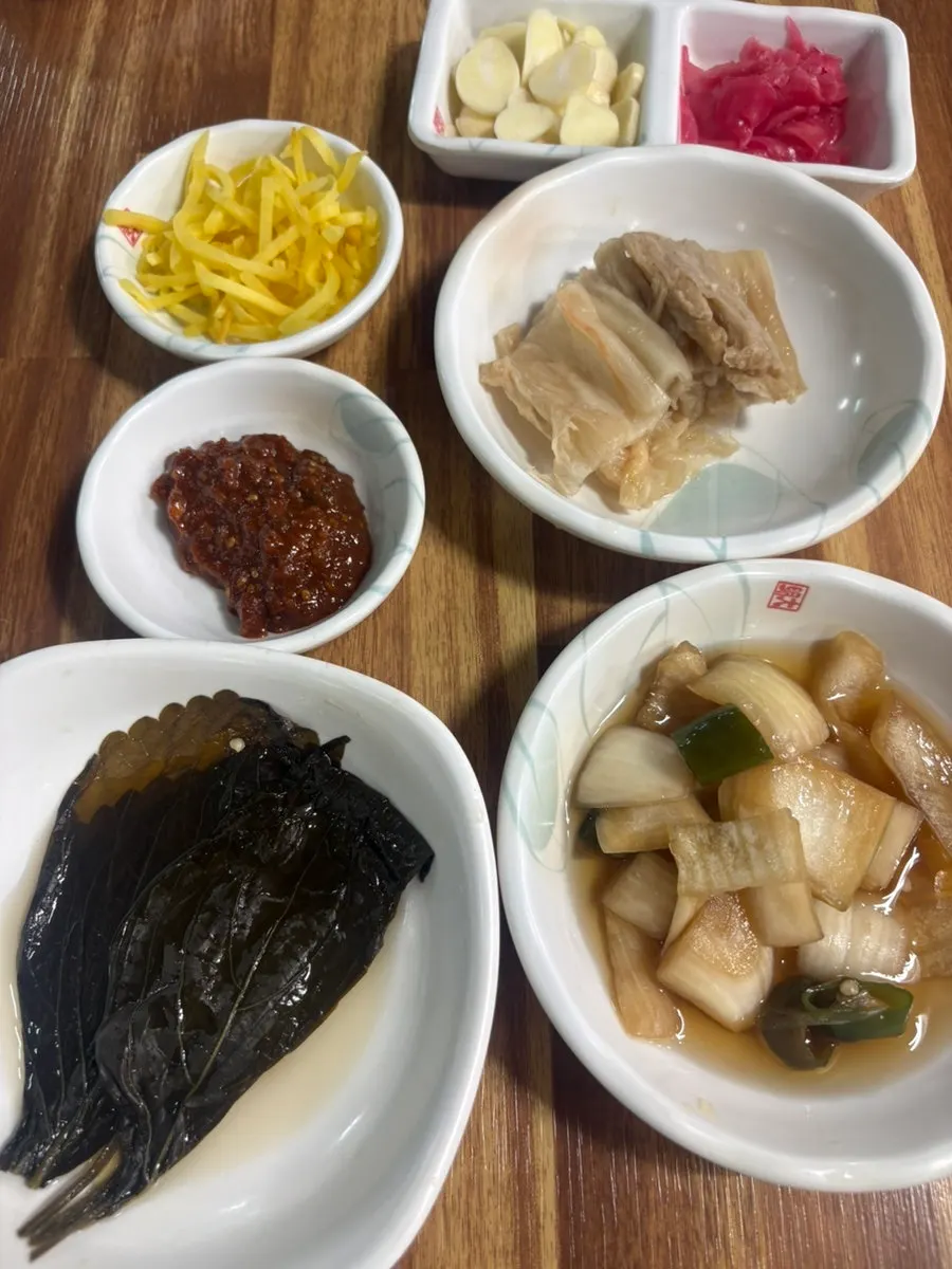 Base set of clam soup and sushi served with the eel