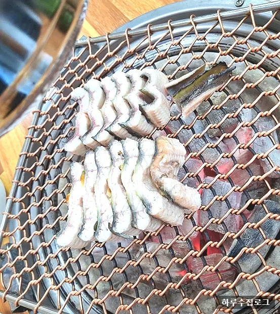 Grilled eel on the grate