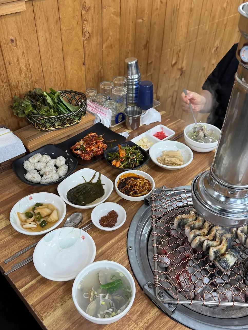 숯불이 놓인 테이블 세팅