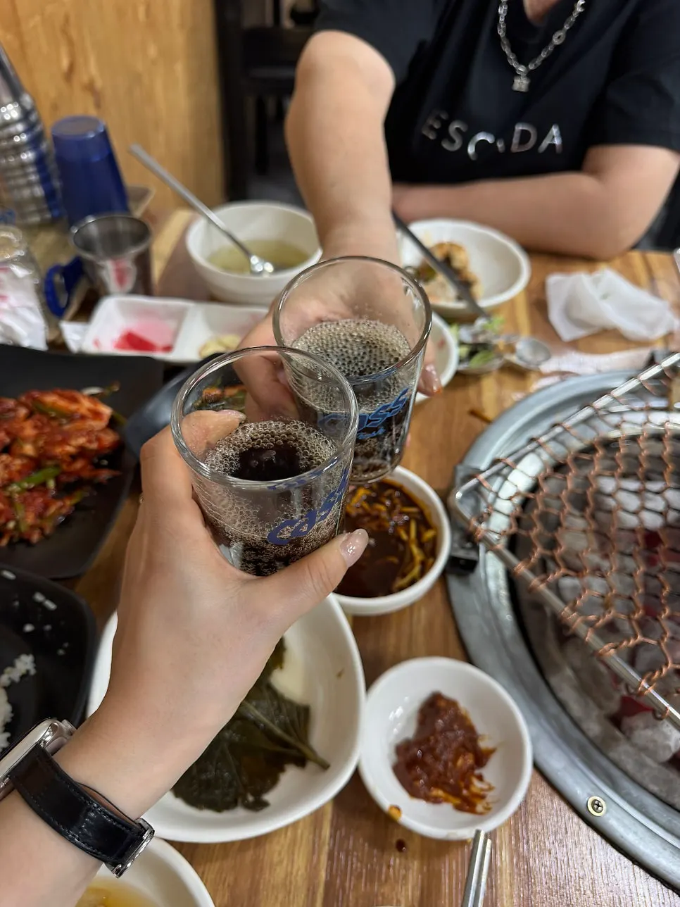 식사 마무리로 마신 콜라와 남은 상차림
