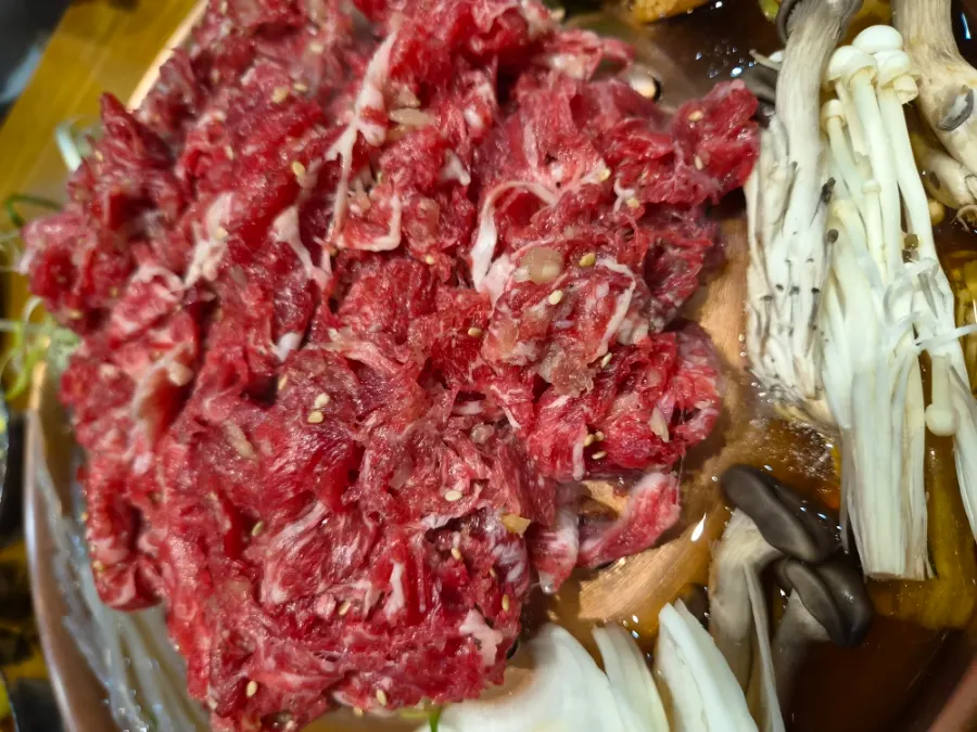 선홍빛 한우생불고기 생고기 접시