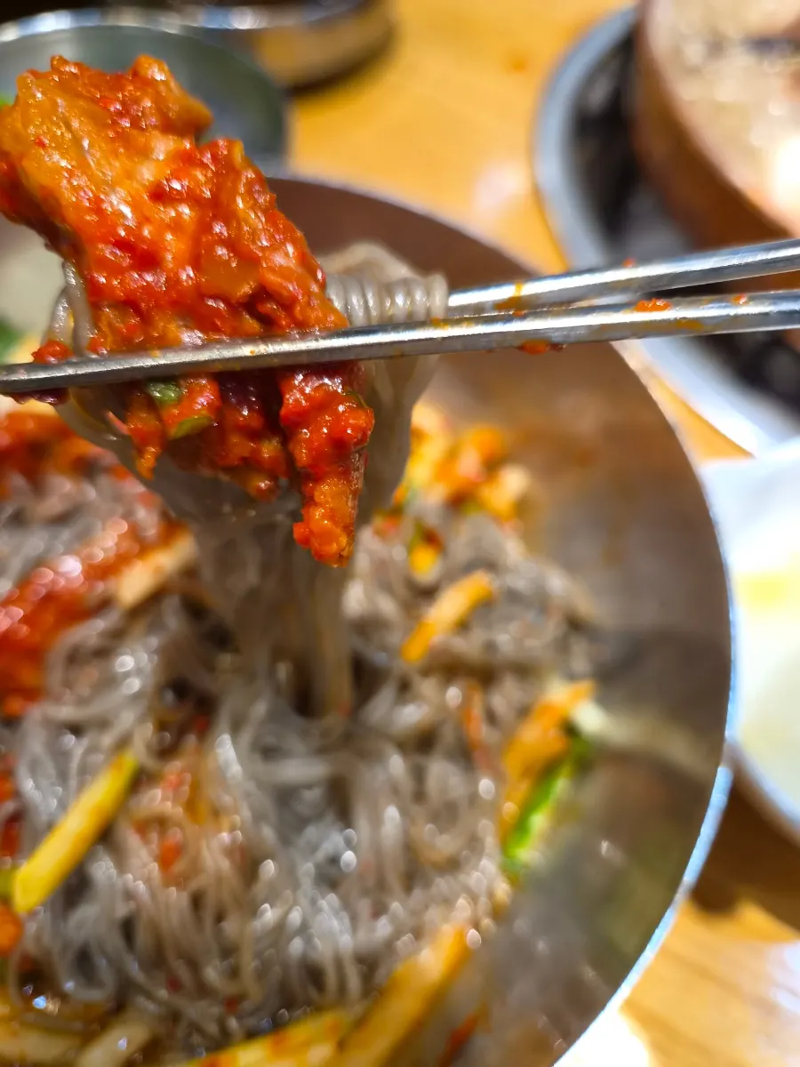 샐러드바에서 따라 온 사골 온육수 한 컵