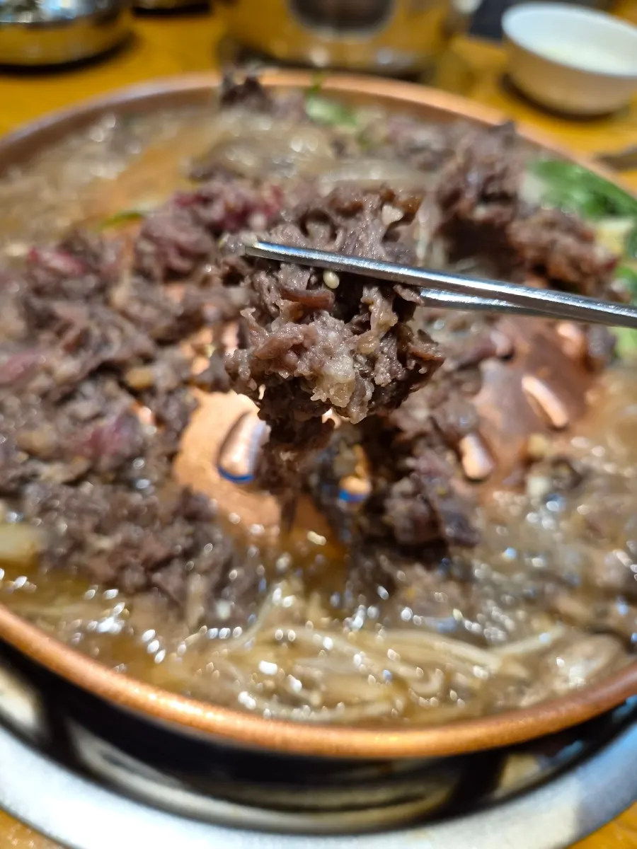 불고기를 올려 싸 먹는 냉면 한 입