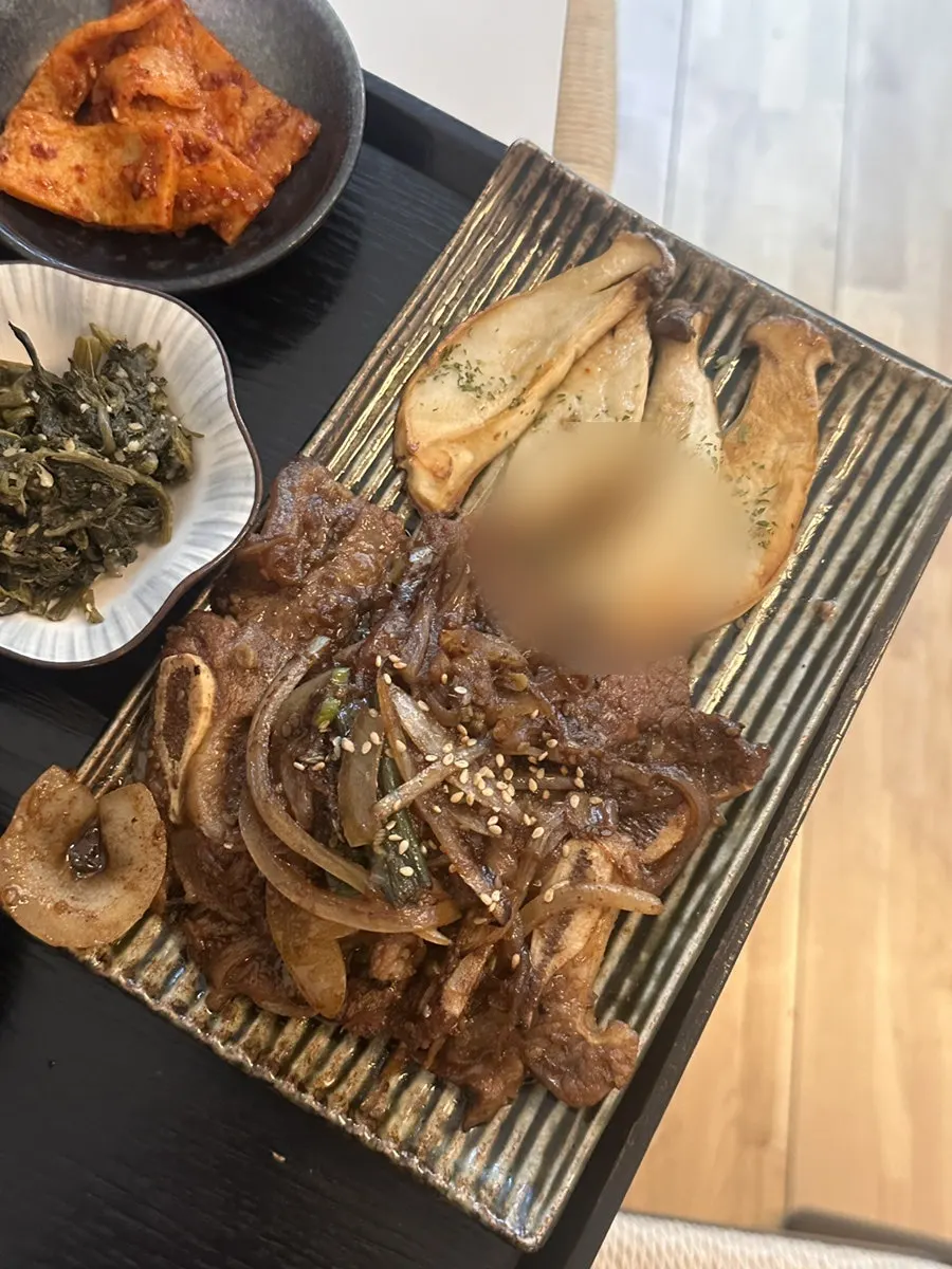 Wrapping rice and LA galbi in seaweed