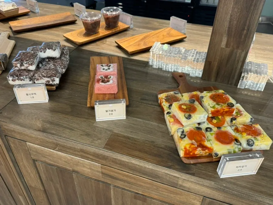 Tteokmama pizza seolgi menu