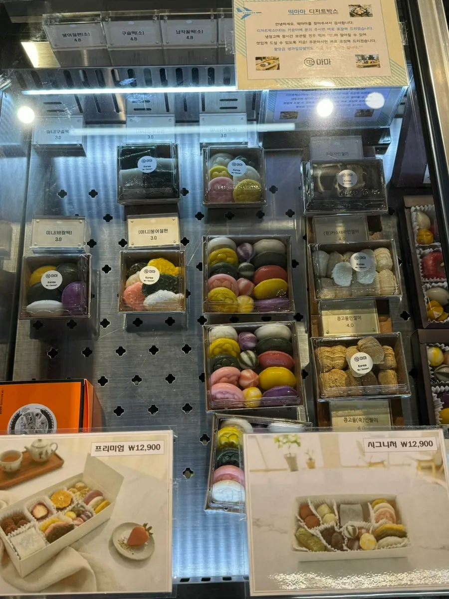 Display case of cream and fruit glutinous rice cakes