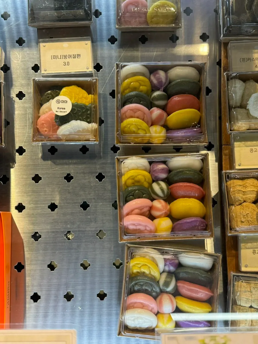 Glutinous rice cakes in assorted flavors