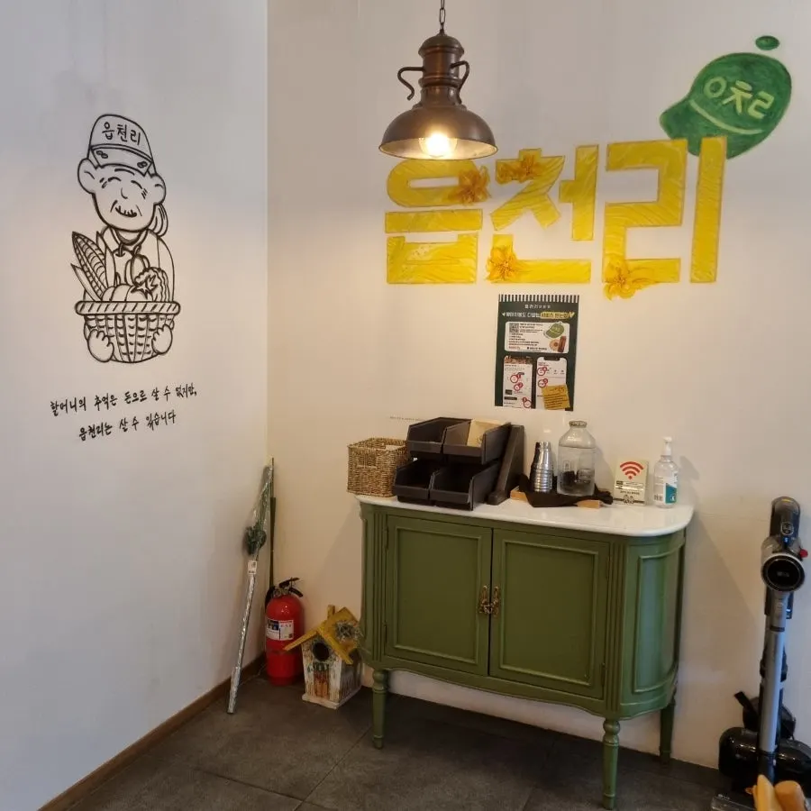 窗邊擺著龜背芋的店內