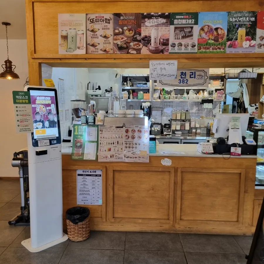 適合一人用餐、讀書的吧台座