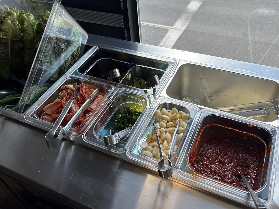 Neatly kept self-serve side dish bar