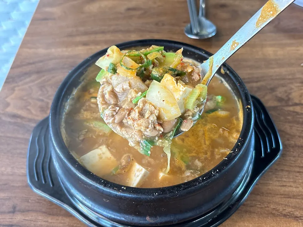 Cheonggukjang with tofu and ground meat