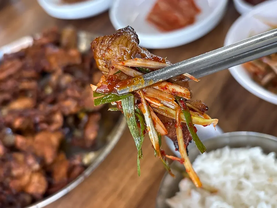 Charcoal gochujang pork wrapped in lettuce