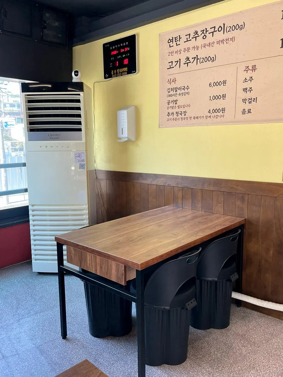 뚝방집 실내 통창과 좌석 세로 사진