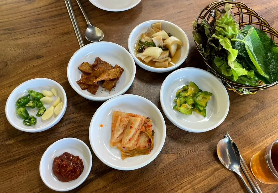 주문 후 세팅된 뚝방집 기본 반찬 상차림