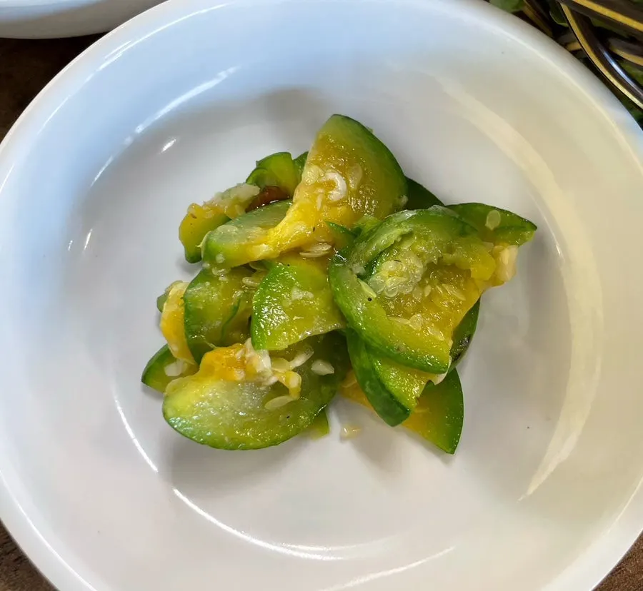 양파장아찌와 파채무침 반찬 접시