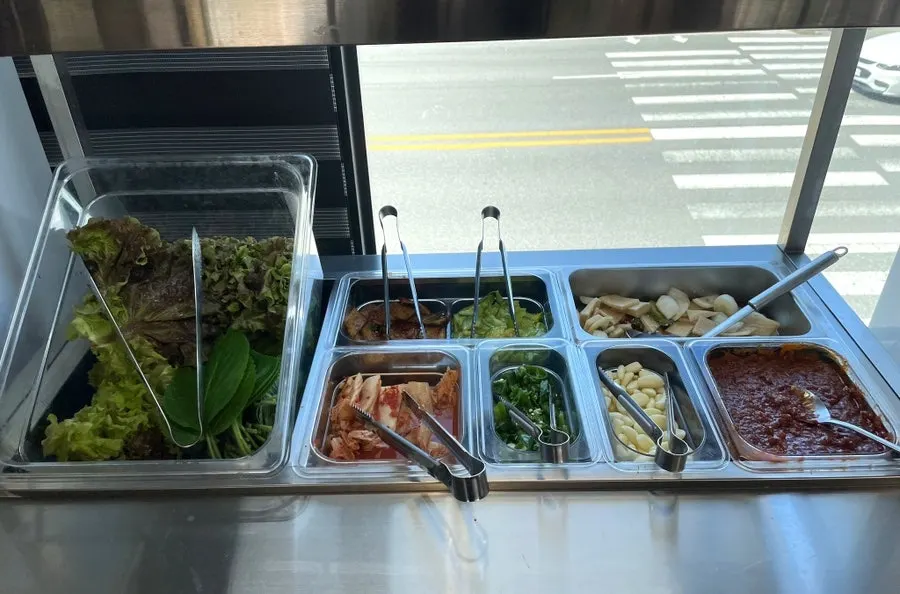 셀프바에 놓인 쌈채소와 밑반찬