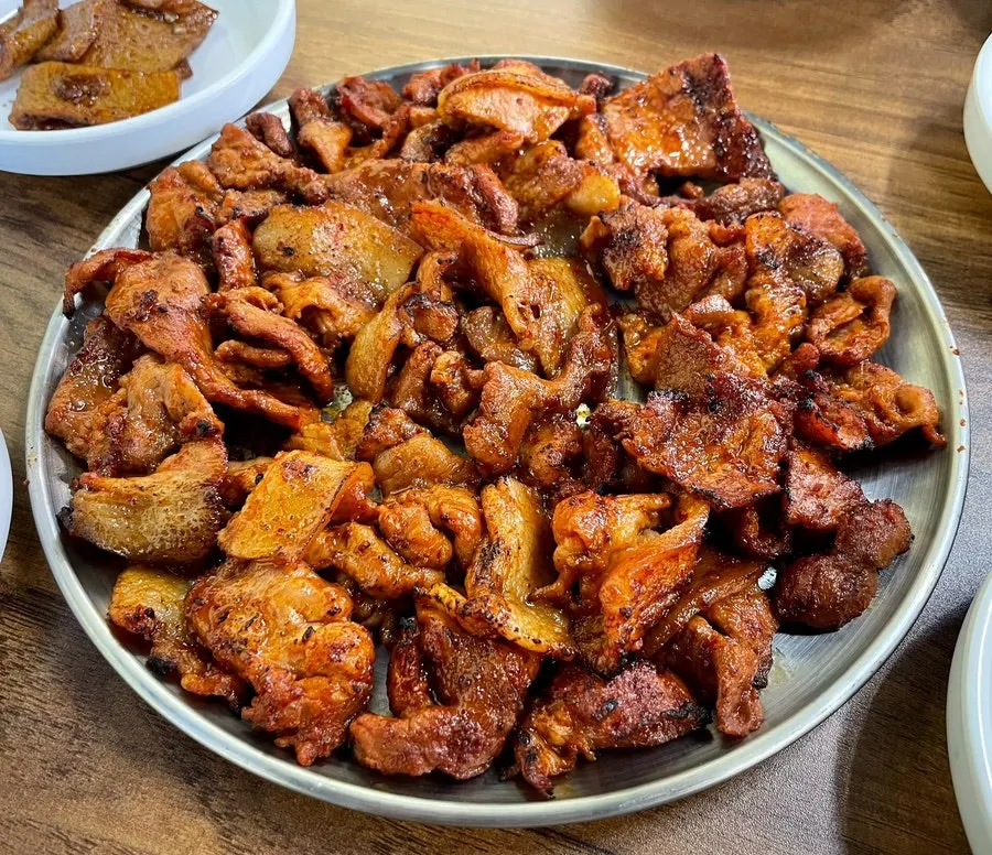 상에 차려진 연탄고추장구이와 청국장 뚝배기