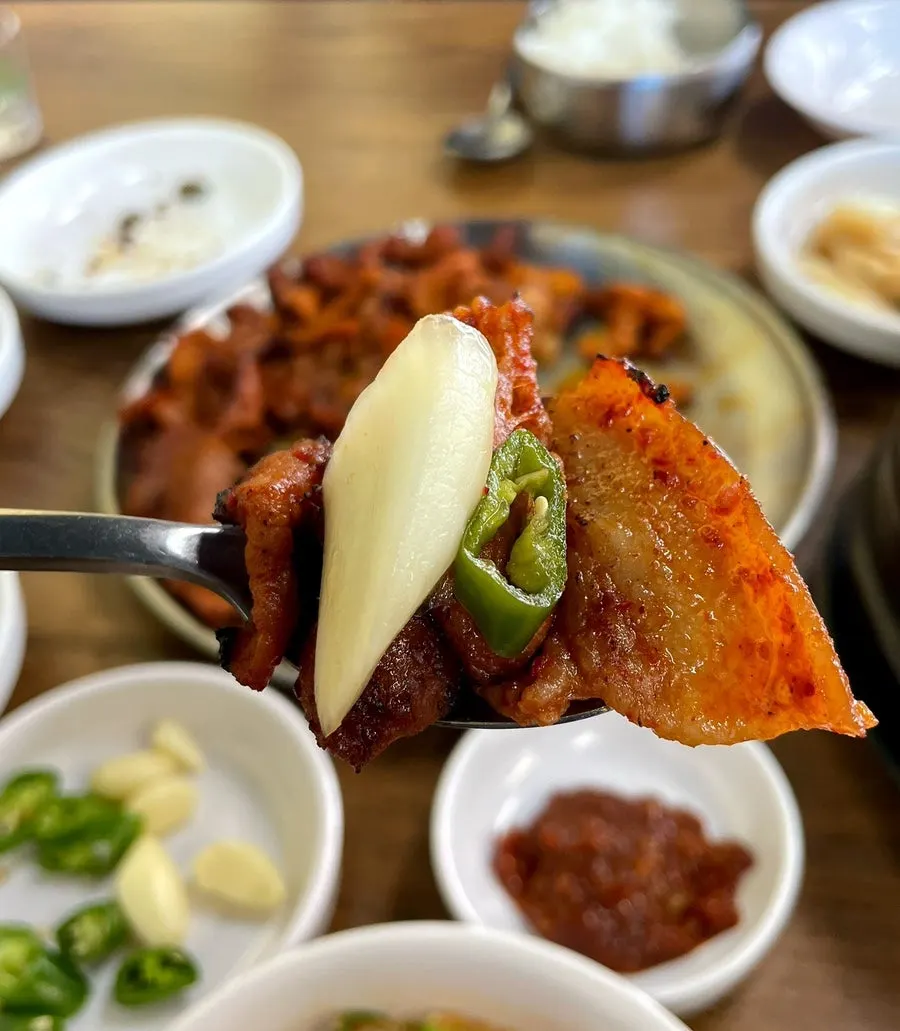 쌈채소에 올린 연탄고추장구이 쌈
