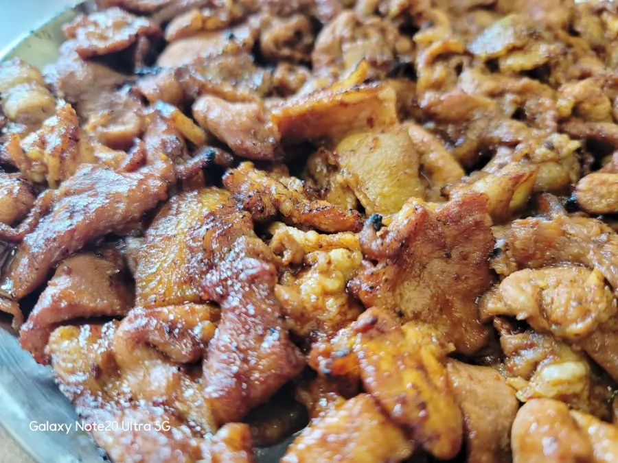 A full charcoal-pre-grilled gochujang pork meal