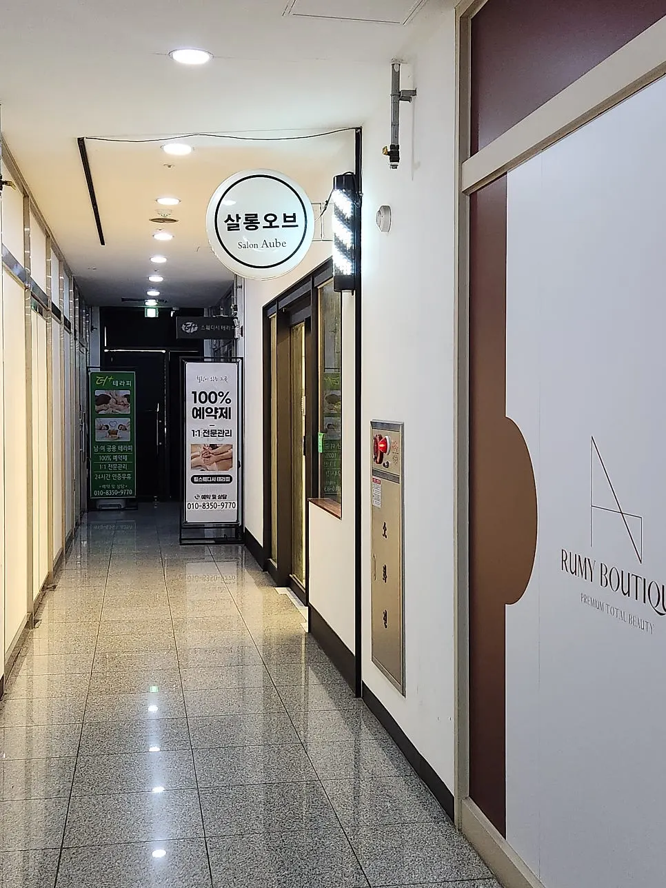 Building housing Salon Of and parking information