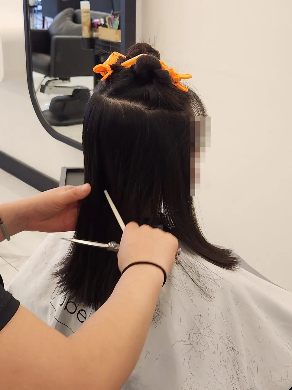 Consultation for a medium-length C-curl perm