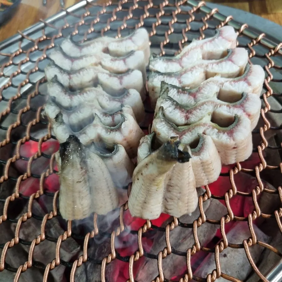 Table setting with grilled eel at Samhwa Susan