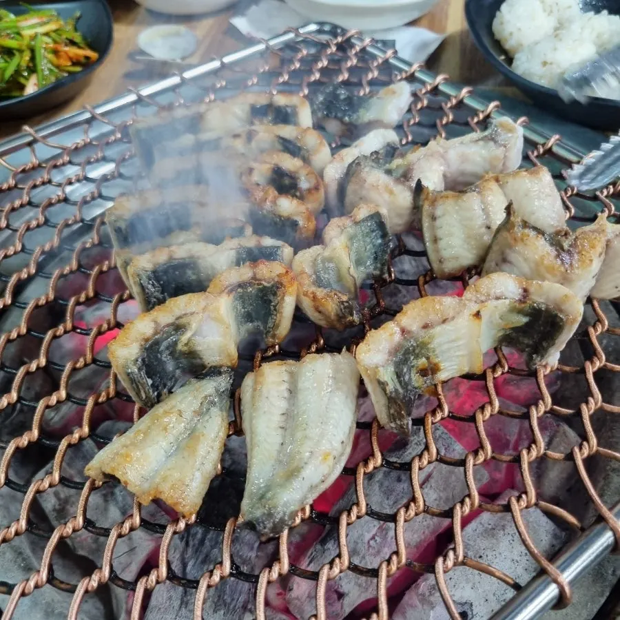 Charcoal-grilled eel cut with scissors