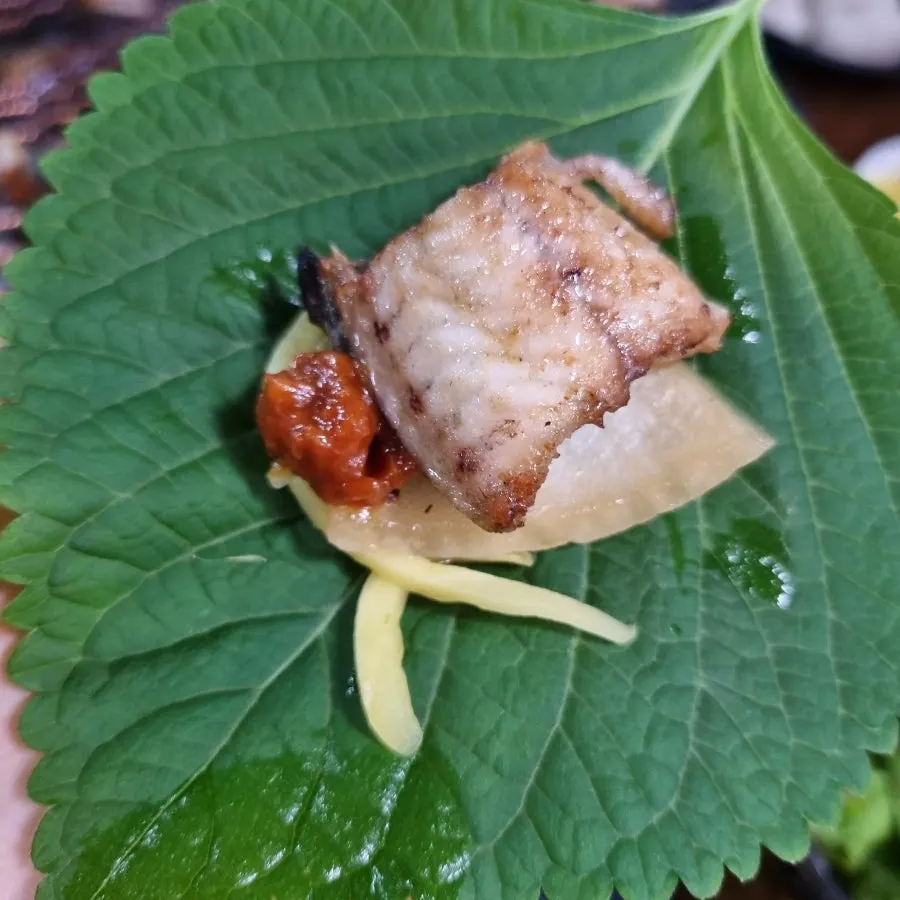 Golden-grilled eel with wrap vegetables