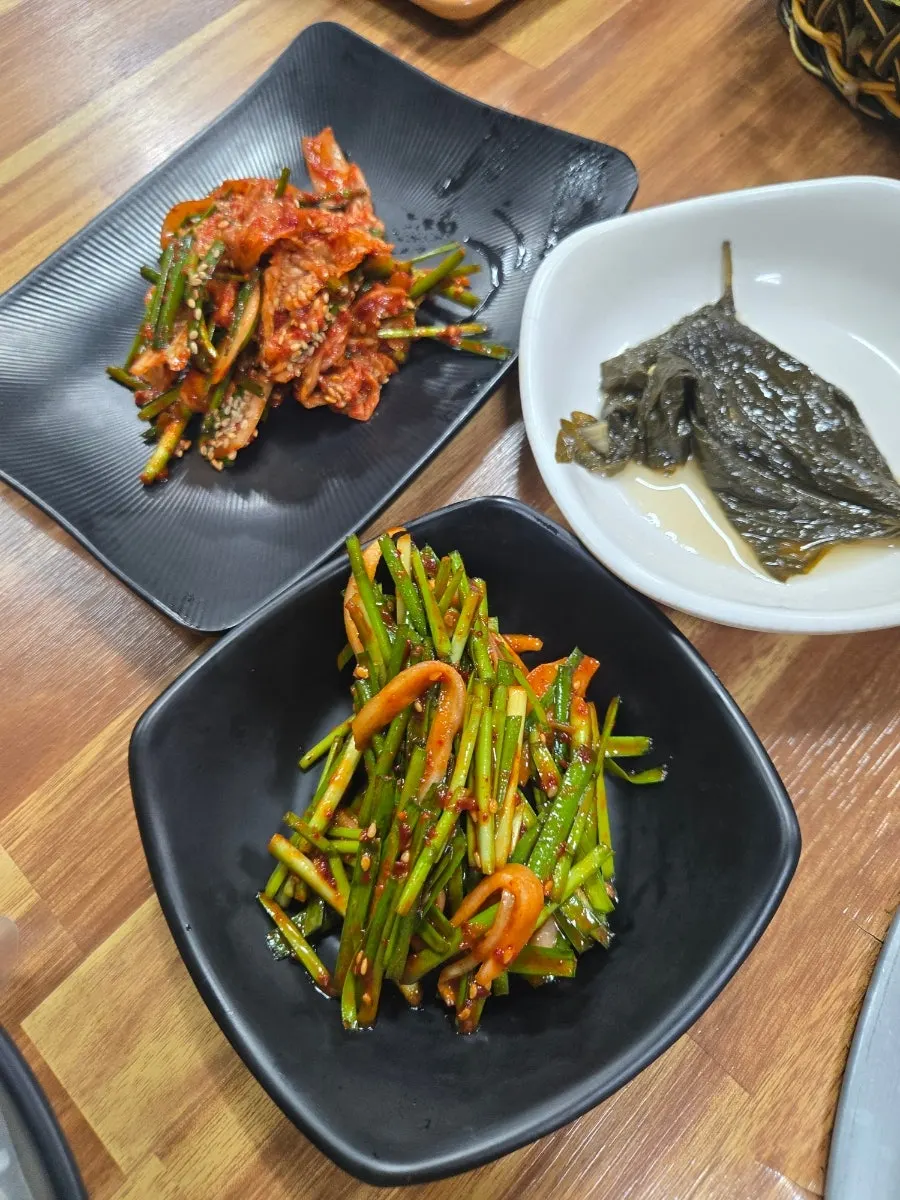 Side dishes served with the eel