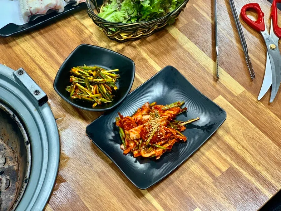 숯불에 올리기 전 장어 접시