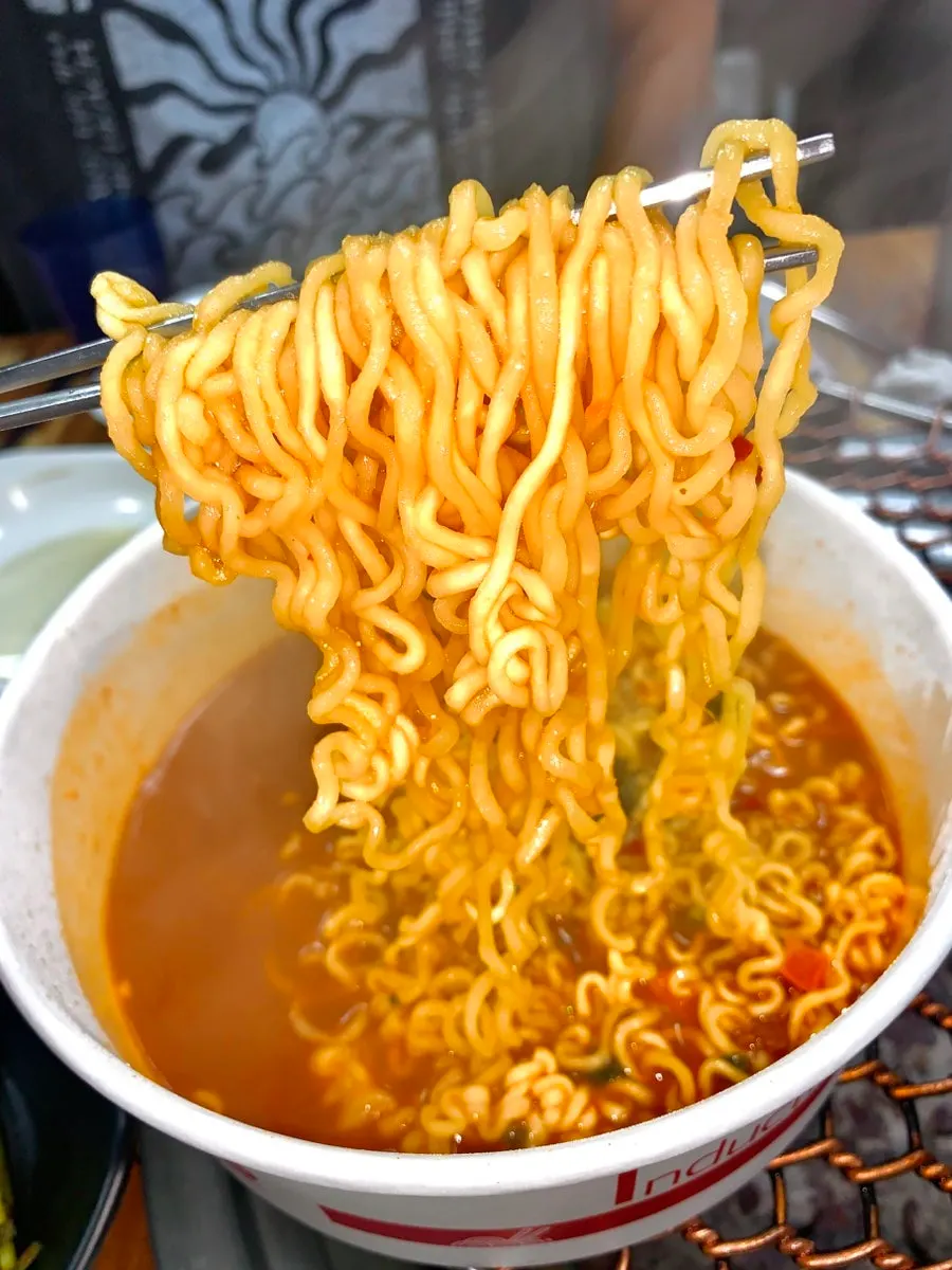 라면과 소주를 함께 놓은 테이블
