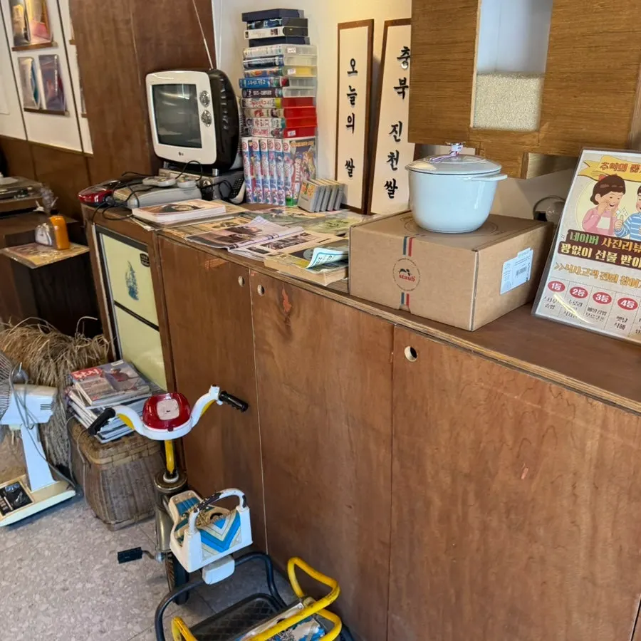 Interdental brushes and a buckwheat gimbap phone grip