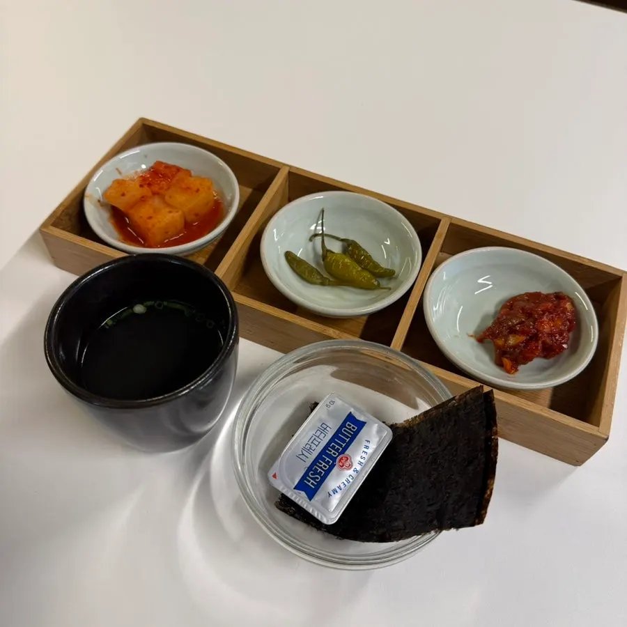 Individually wrapped utensil set and wet wipes