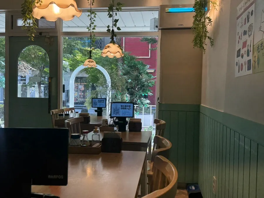 Interior Momo Lab yang penuh pengunjung tak lama setelah buka