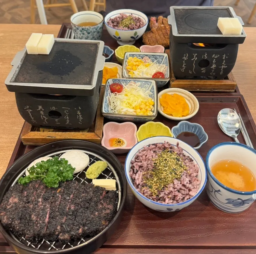 Satu set gyukatsu, nasi, dan sup