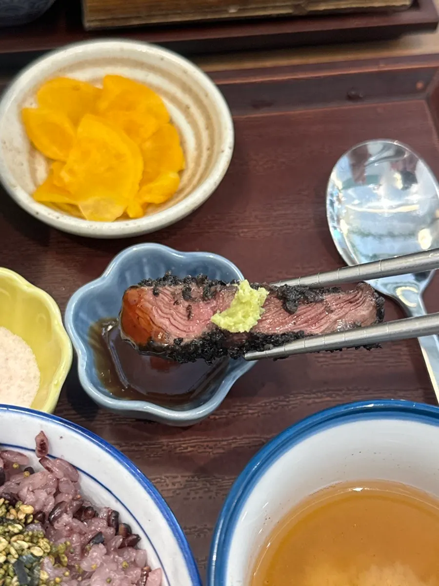 Black Gyukatsu panggang dan saus