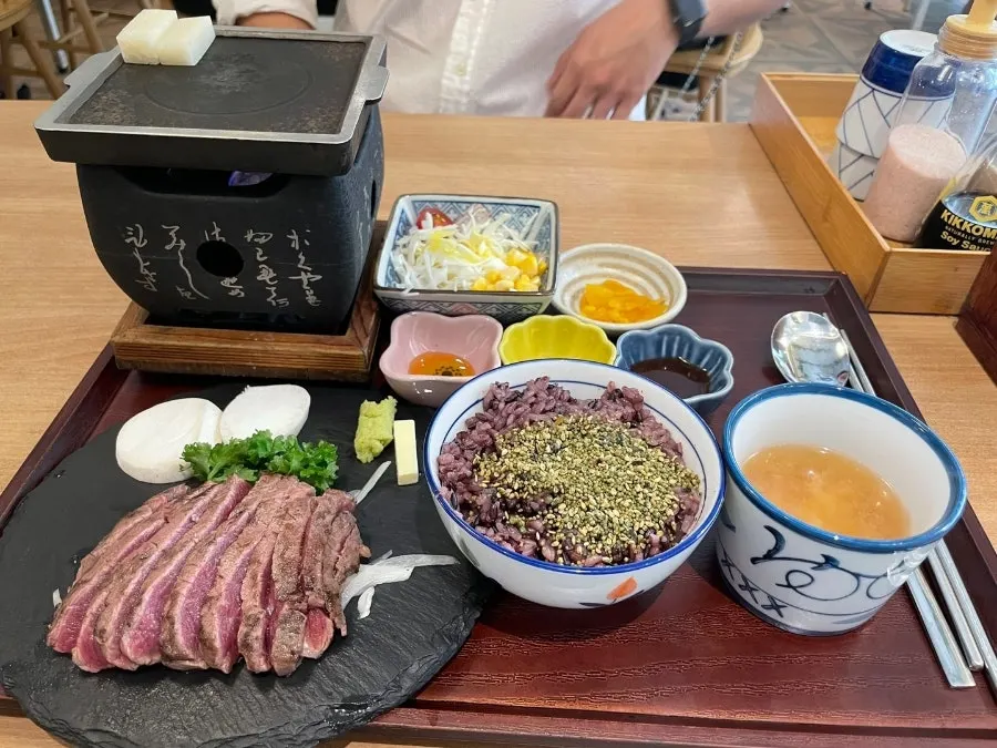 Table setting for Momo Lab's steak charcoal grill
