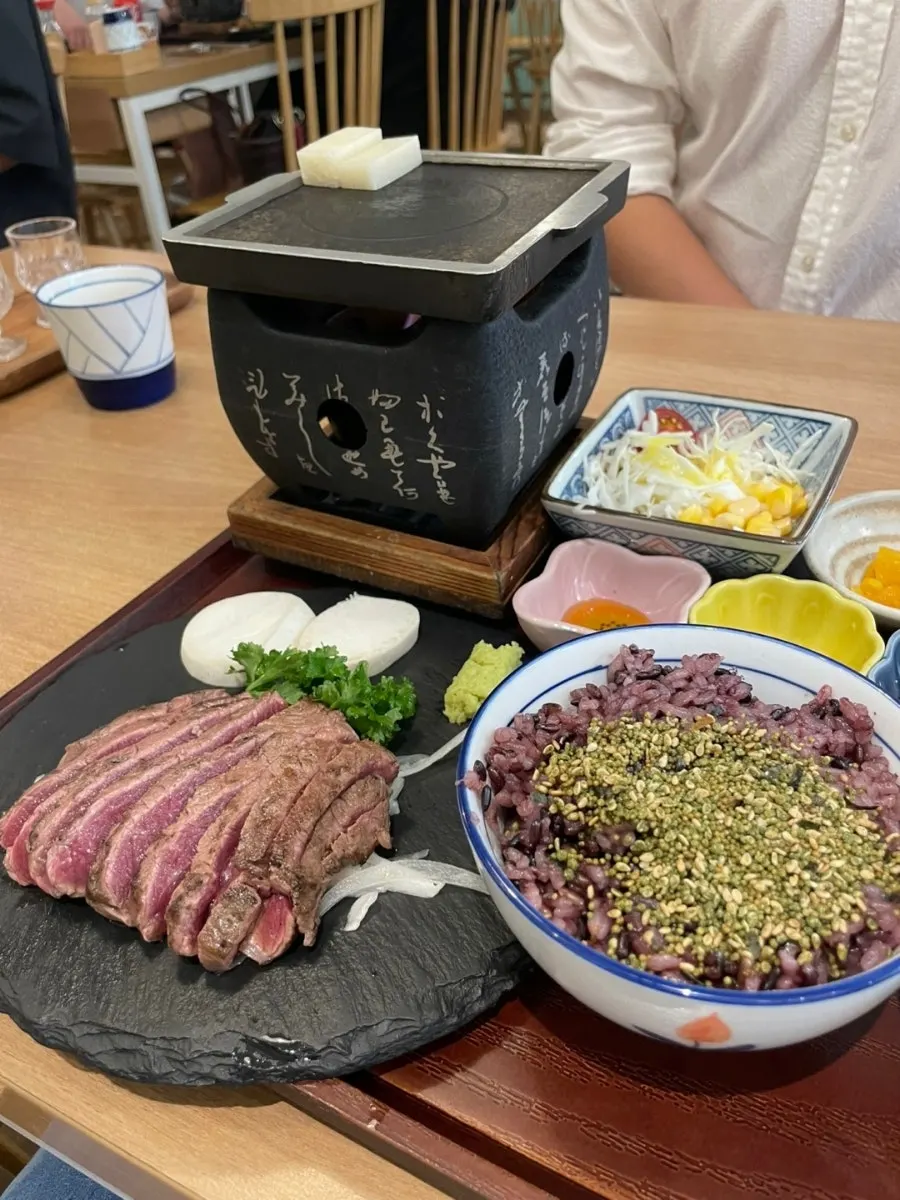 Gyukatsu and steak placed together on the table
