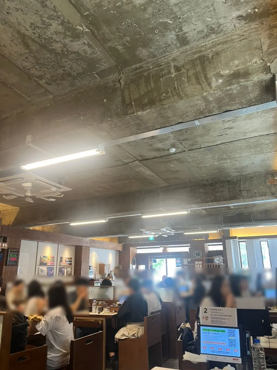 Bagian dalam Sorori Cheongju Main Branch yang luas