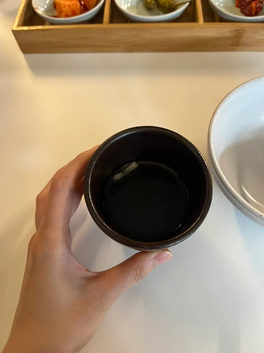 Semangkuk kaldu hangat sebelum pot rice datang