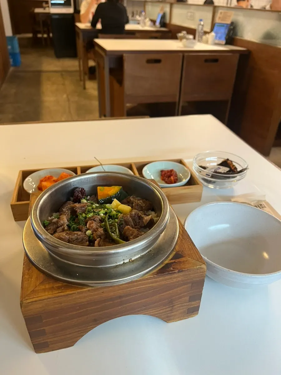 Close-up pot rice dengan potongan iga sapi yang banyak