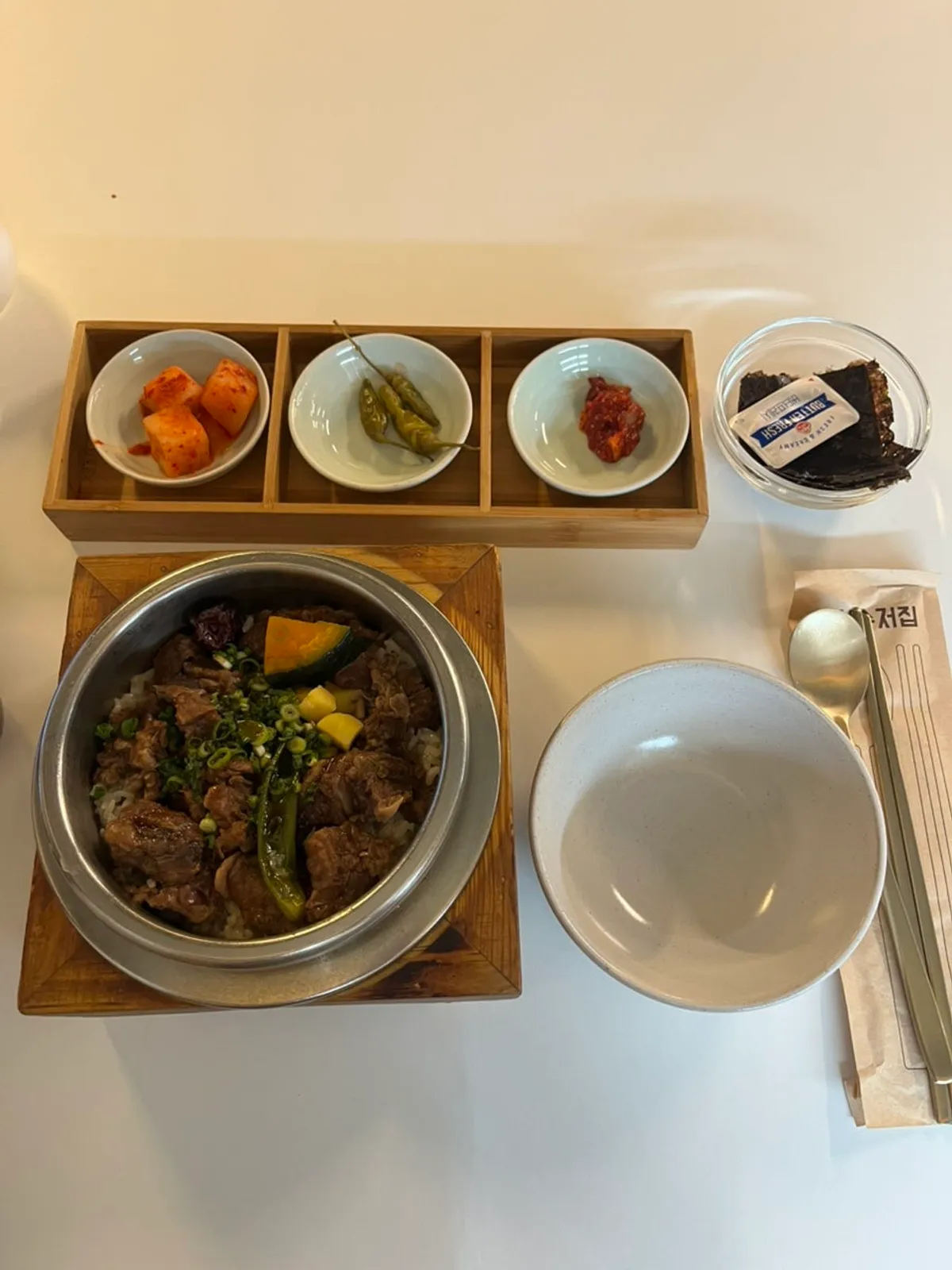 Satu set hidangan beef short rib pot rice Sorori