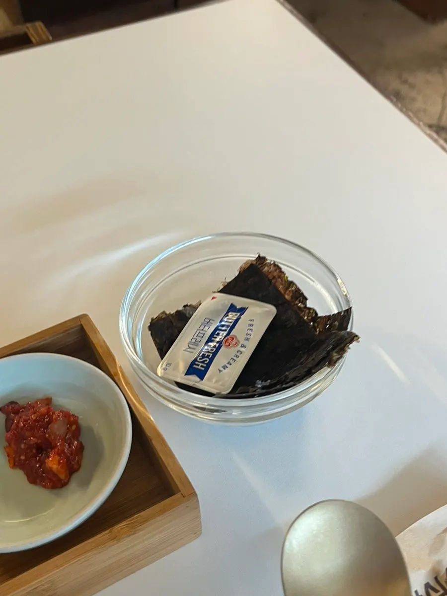 Pot rice iga sapi yang dicampur mentega dan nori