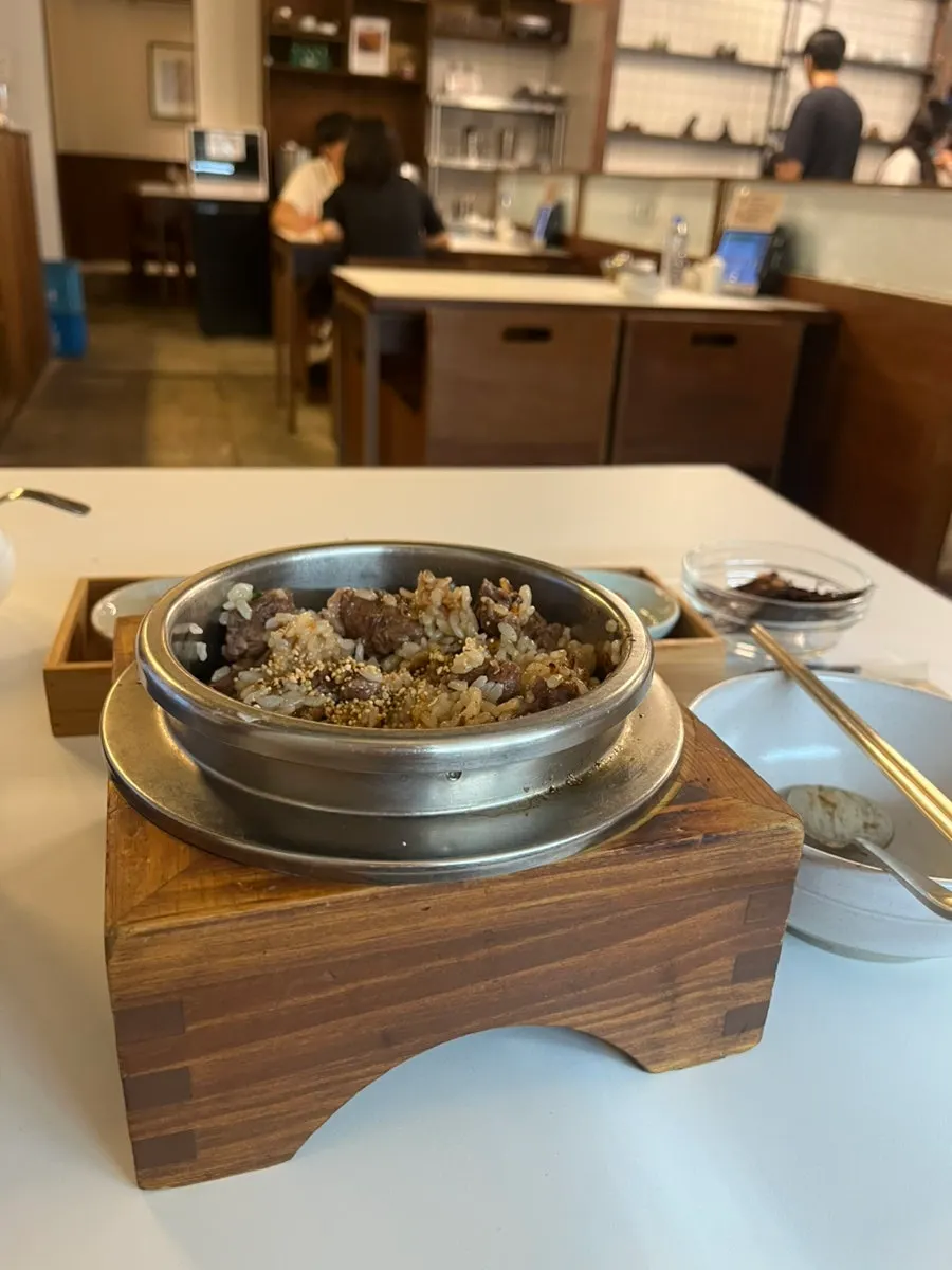 Pot rice yang ditaburi furikake lalu dicampur