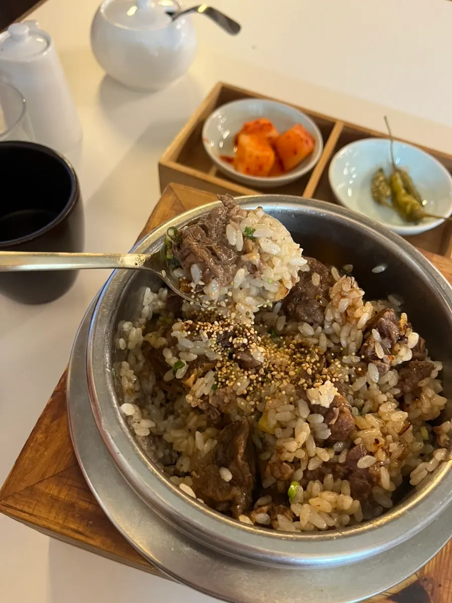 Satu sendok pot rice iga sapi campur mentega