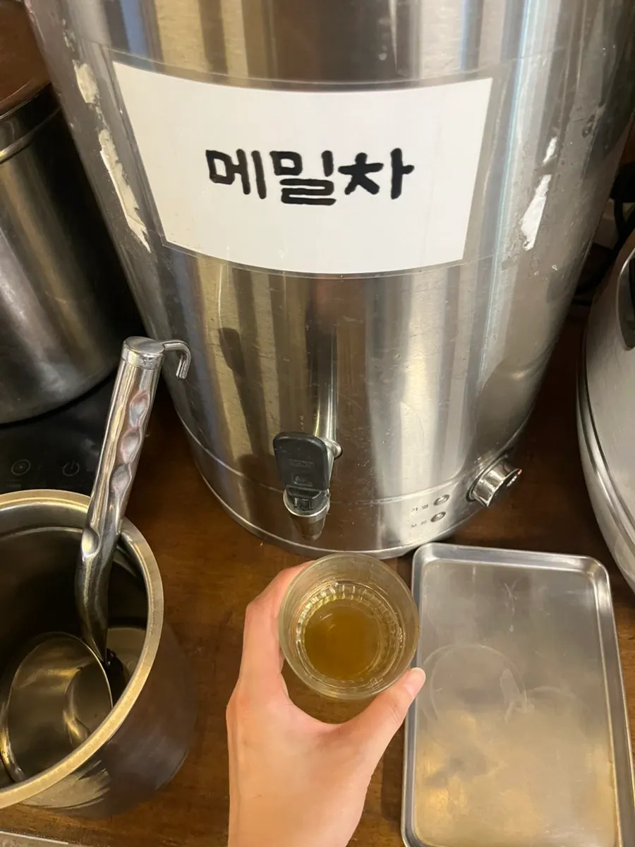 Teh soba hangat yang diambil dari self-bar