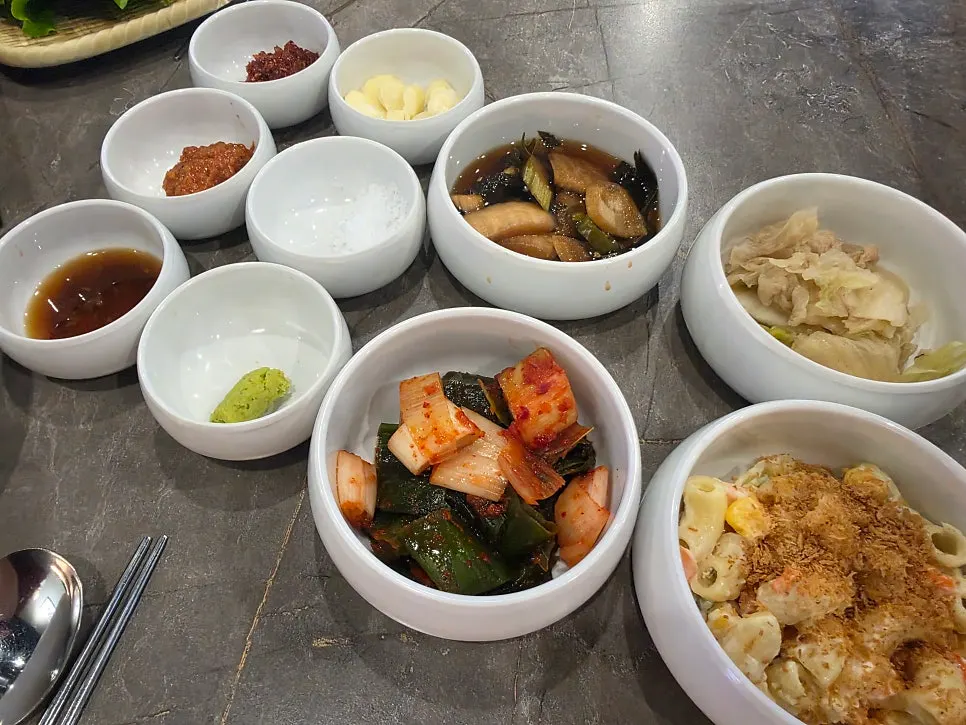 백산화로 마카로니 샐러드와 장아찌 반찬