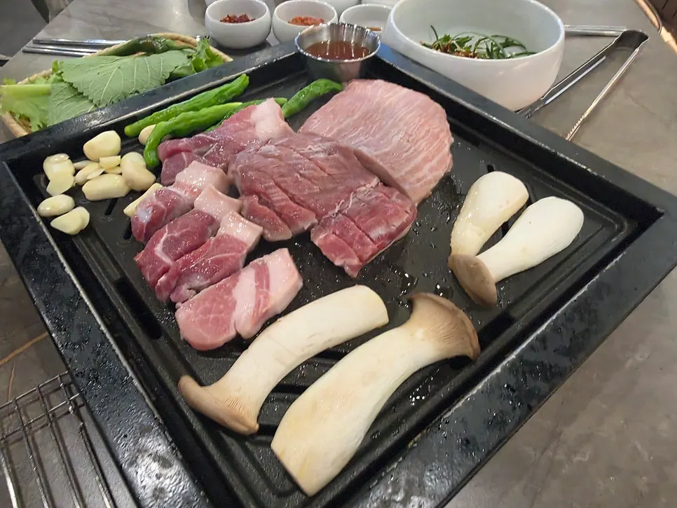 두께감 있는 백산화로 작은모둠 530g 생고기
