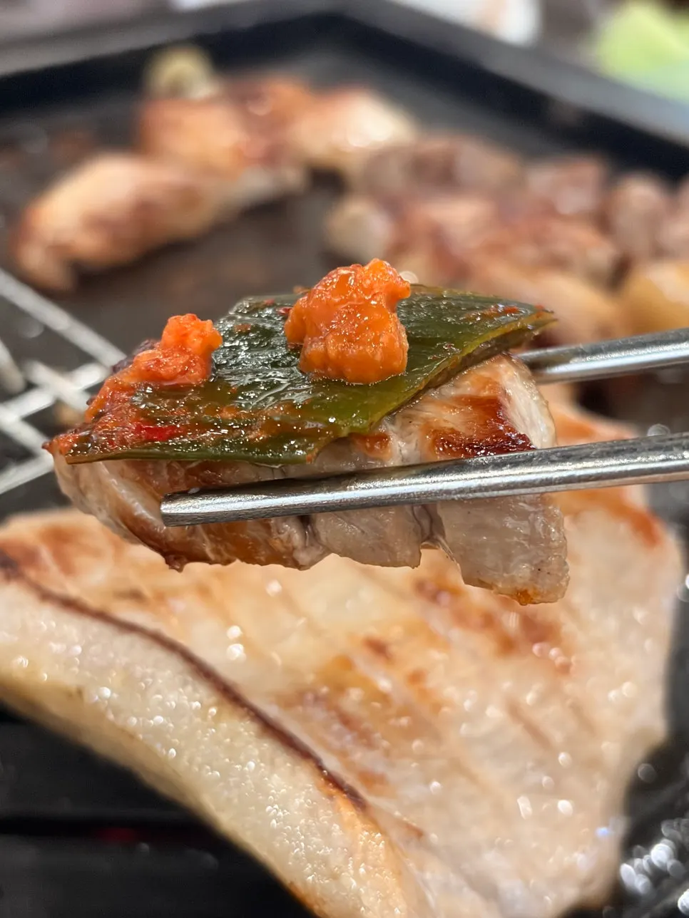 노릇하게 익어가는 백산화로 삼겹살